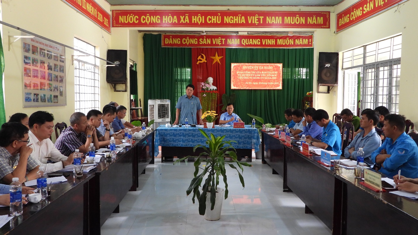 Đoàn công tác của Ban Thường vụ Huyện ủy làm việc với Ban Thường vụ Đảng ủy xã Ea Tir
